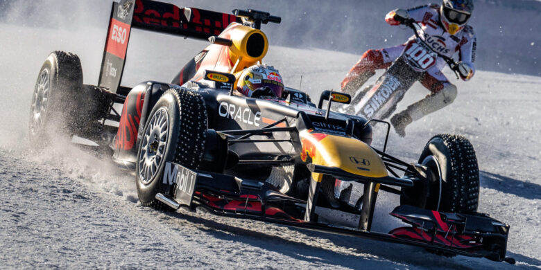Max Verstappen ve formuli 1 na ledové dráze s pneumatikami opatřenými hroty