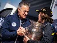 Nový ředitel Jean Alesi gratuluje Igo Gerstlovi (foto: BOSS GP media)
