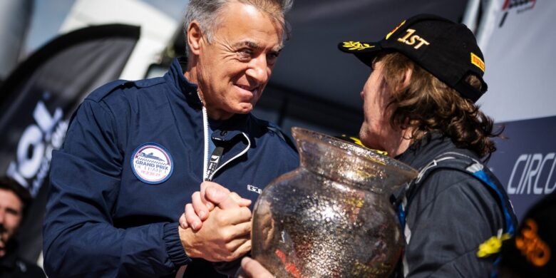 Nový ředitel Jean Alesi gratuluje Igo Gerstlovi (foto: BOSS GP media)