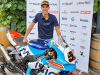 Oliver König pózuje s novou motorkou pro mostecký závod WorldSBK.
