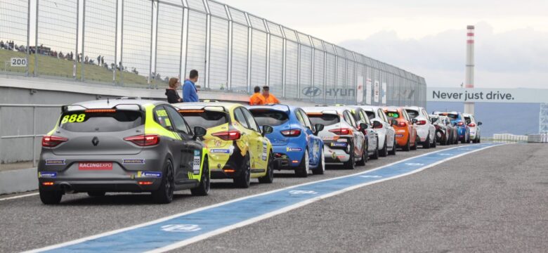 Renault Clio Cup před startem v Mostě 2023 © IracingNews