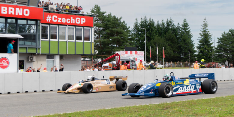 Historické vozy F1 na startu v Brně