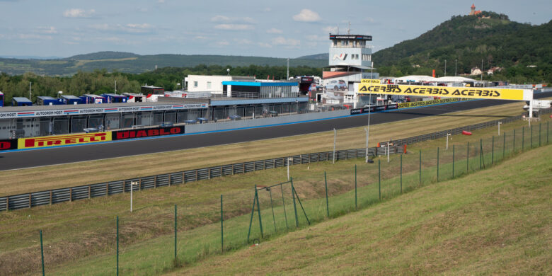 Mostecký autodrom čeká na diváky i jezdce
