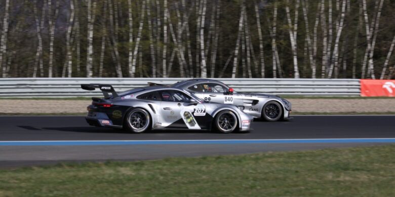 Mercedes AMG GT4 vs Porsche 992 GT3 při Panattoni Carboniacupu v Mostě 2025 © Vláďa Rožánek