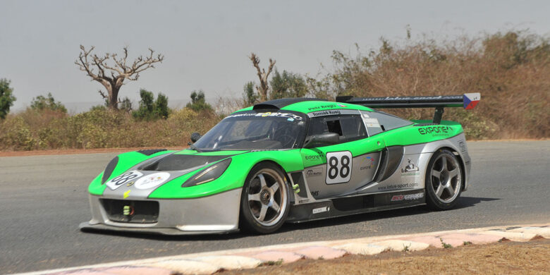 Lotus Exige týmu KT MOTORSPORT na trati okruhu Baobabs